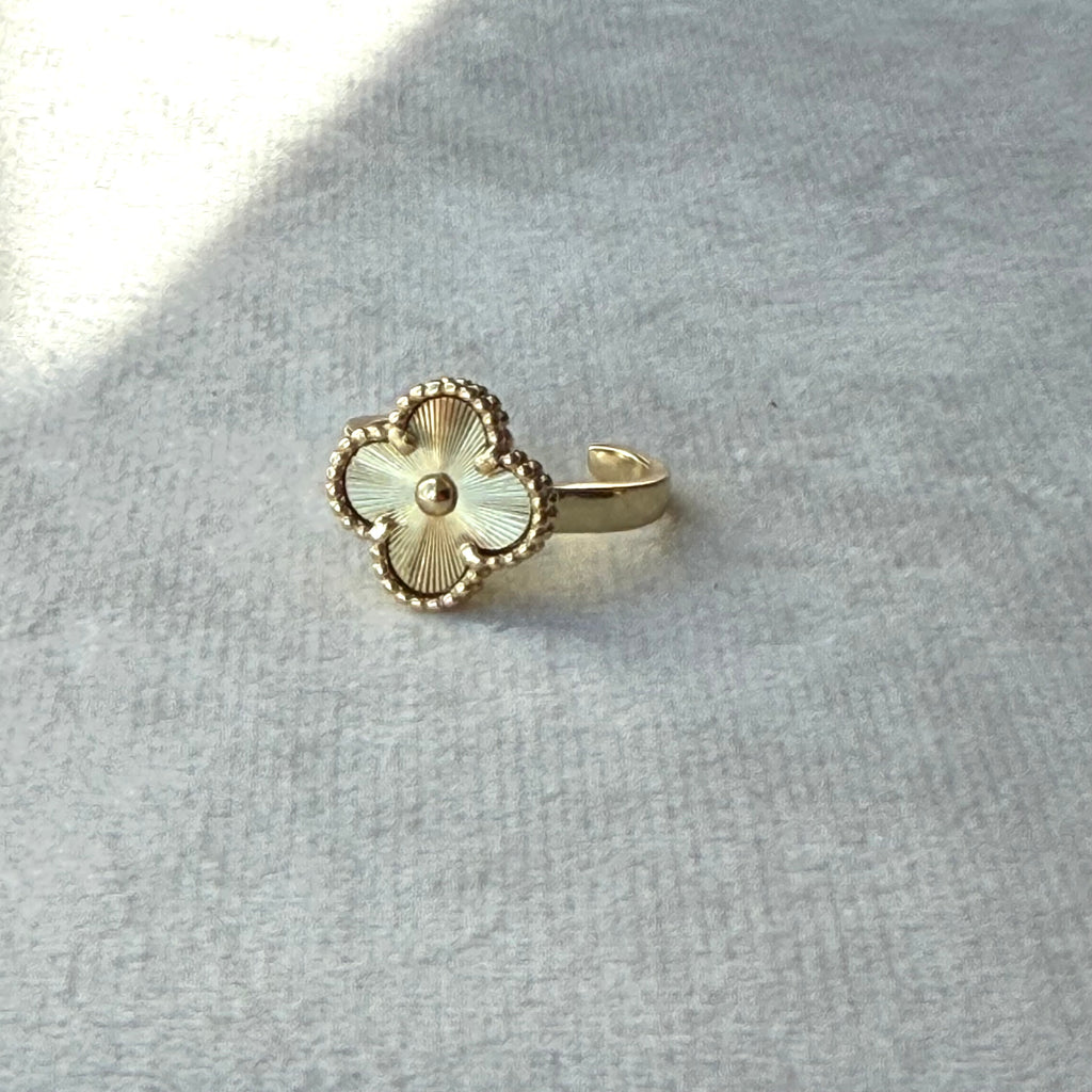 Clover Ring