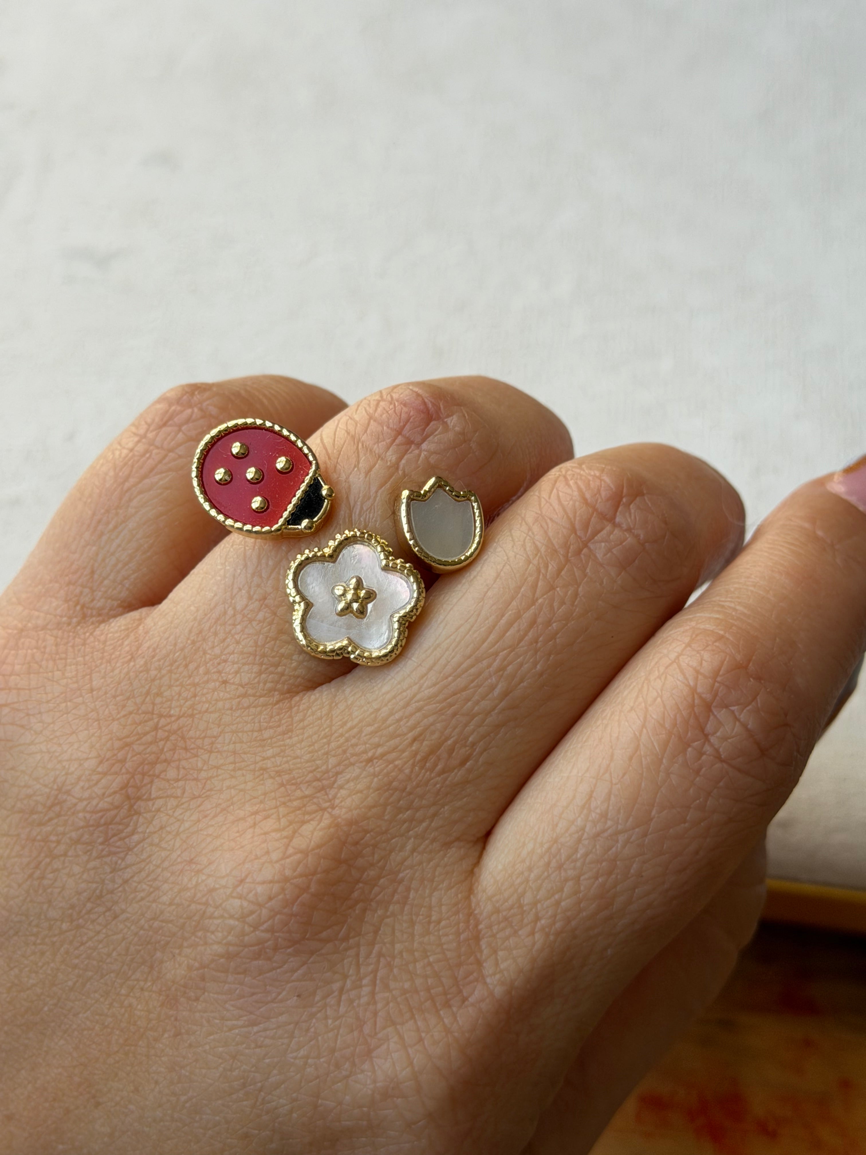 Lady bug flor ring